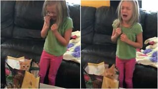 Piges følelsesladede reaktion på at få en killing til sin fødselsdag