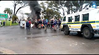 Cape Town total shutdown protest causes chaos on roads (quz)