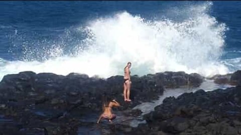 Une séance photo gâchée par une énorme vague