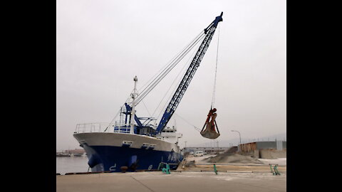 Loading gravel onto the ship