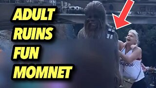 Adult Ruins Children's Fun Moment at Galaxy's Edge