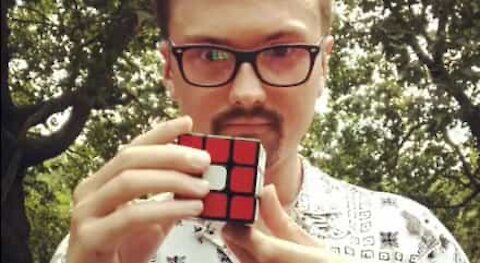 Jovem resolve Cubo de Rubik em 30 segundos