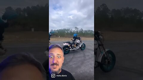 Criança pilotando moto custom sozinha pode?