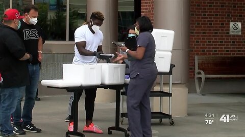 We See You: Tyreek Hill donates meals to hospital staff