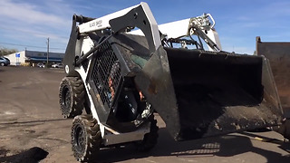 Mind-blowing Bobcat skid-steer skills at job site