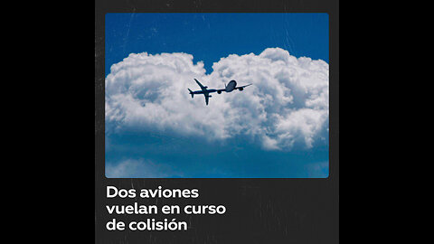 Peligroso cruce de dos aviones en pleno vuelo