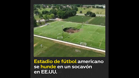 Cancha se hunde en socavón en Illinois, EE.UU.