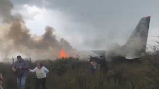 Aereo cade e si incendia: le immagini girate dal passeggero