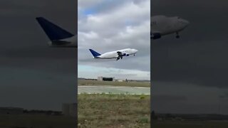Avião da Boeing perde roda em decolagem na Itália e vídeo viraliza na Internet