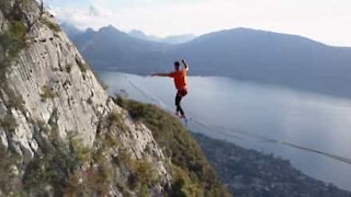 Bendato e in equilibrio su una corda sospesa sulle Alpi francesi