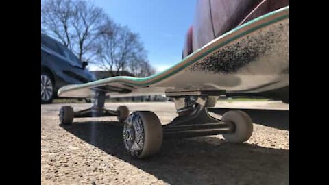 Il se lance dans un halfpipe pour séduit une fille et se vautre