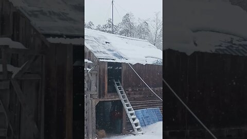 Clearing Snow on Rooftop Solar Panels @MrStringbaby