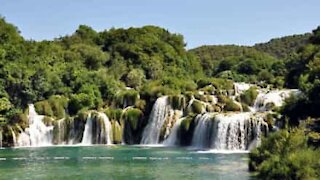 Dînez au beau milieu des cascades en Croatie