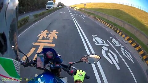 Kawasaki Z1000 01/22/2023 part 1/4 from Shilin to San-Chong to Guan-Du then back to Shilin