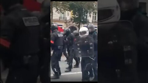 15 policemen stop the march of 1500 demonstrators with a sudden raid