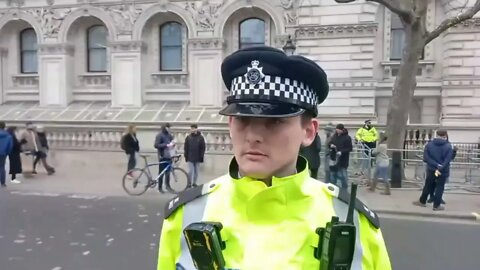 POLICE MAN LOOKS SHOCKED AND EMBARRASSED WHEN CRIME STATISTICS AGAINST POLICE POINTED OUT 😱😱😱😱😱😱