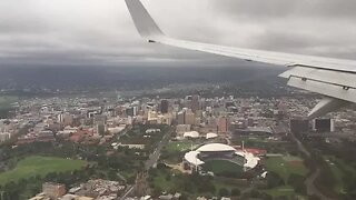 [Adelaide Skyline] Qantas B737-800 (VH-VYL) landing at ADELAIDE airport