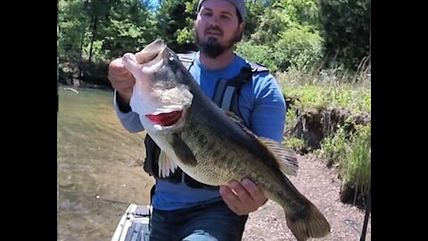 GIANT BASS OF A LIFETIME FROM KAYAK