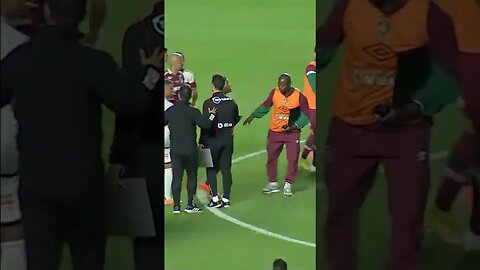 #Shorts | CONFUSÃO! Jogadores do Fluminense PARTEM para CIMA DO JUIZ após derrota para o São Paulo