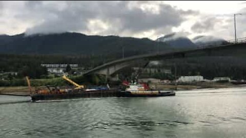 Tenso: grua atinge ponte no Alasca