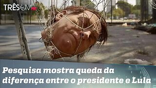 Vídeo mostra opositores jogando futebol com réplica da cabeça de Bolsonaro