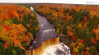 Drone filma lo splendido paesaggio autunnale del Michigan