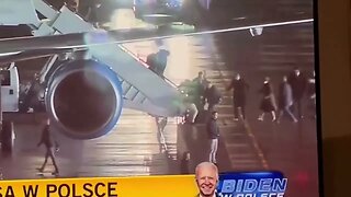 Pessoa cai da rampa do avião presidencial Air Force One no qual Biden chegou à Polônia