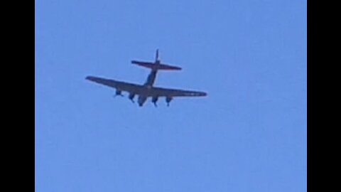 😲😲 B-17 Bomber "Texas Raiders" Flies Over My House!