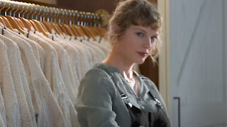 Taylor Swift REVEALS Every Swifty’s Dream And Takes Them INSIDE Her Closet!