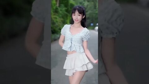 Super Cute Little Chinese Girl Play Dances