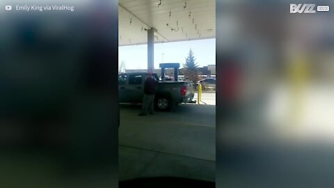 Em posto de gasolina, homens enchem tanque do lado errado!