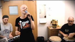 Kvinne feirer siste dagen med kjemoterapi med en sang