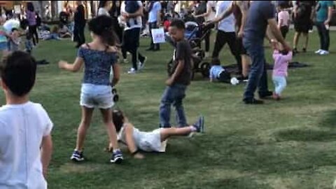 Une fillette se fait tacler au beau milieu d'un parc