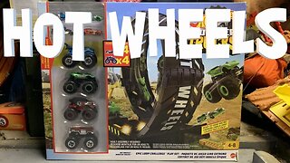 Hot Wheels Monster Trucks Epic Loop Challenge Playset