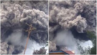강력한 화산이 폭발한 인도네시아