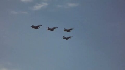 Χαμηλές διελεύσεις Rafale πριν το F-16 της ομάδας «ΖΕΥΣ» μετά την παρέλαση της 28ης Οκτωβρίου.