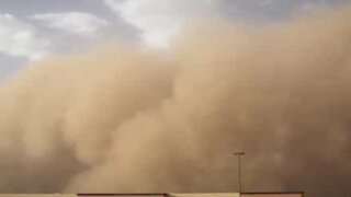 Le jour vire à la nuit sous l'effet de cette tempête de sable