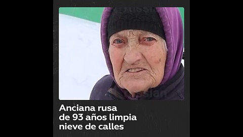 Anciana rusa de 93 años retira la nieve de las calles tras fuertes tormentas