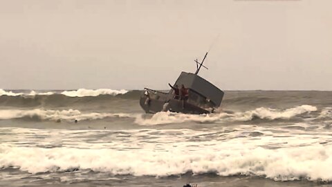 Scene of boat breaking apart off San Diego coast