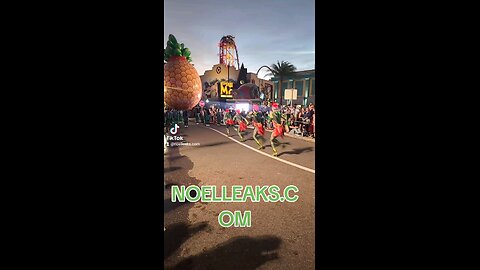 Live at Universal Studios Orlando Macy's Day Thanksgiving day Parade but we m8ssing 2 of 4 kids