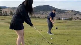 Un golfeur et sa petite-amie réalisent un tour incroyable