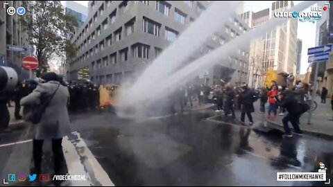 German police dissolve #Antifa protests in #Frankfurt with armored water cannon trucks.