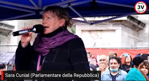 Sara Cunial, parlamentare, alla manifestazione di Milano del 1° maggio 2021 organizzata da 3V