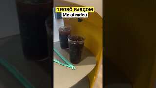 UM GARÇOM ROBÔ ME ATENDEU