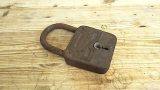 Restoration Of Broken Rusty Lock (Missing It's Key)