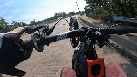 How I learned to wheelie 😎 // 72v SURRON-X E-Bike 🏍