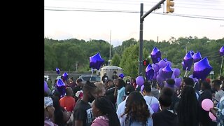 Family of Na'Kia Crawford holds candlelight vigil in Akron