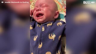 Ce bébé en a marre d'entendre son frère pleurer