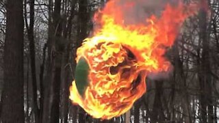 Se denne ballen av 42 000 fyrstikker gå opp i flammer!