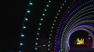 Santa's Rock N Lights drive-thru show returns to Green Bay tonight